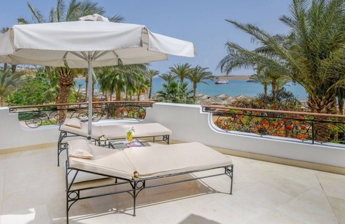 Ras Umm Sid Hotel | Adults-Only Getaway w/Beach, Pools, Full-service Spa & Walkable Old Market
