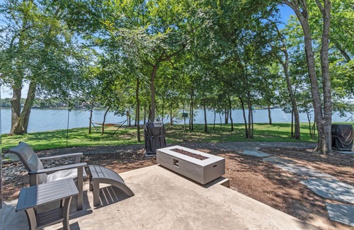 Malakoff Cottage | Adults-only escape on CCL with hot tub, hammocks, and peaceful lake views!