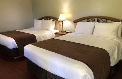 Tobermory Hotel | Adventure the Bruce Inn - Recently Renovated With Outdoor Hot Tub