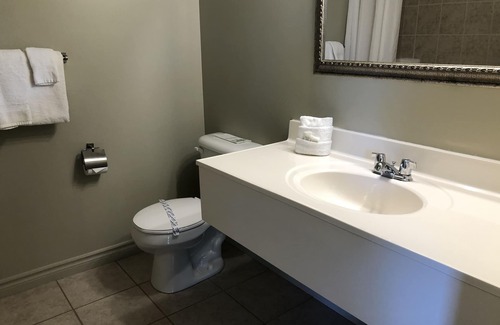Tobermory Hotel | Adventure the Bruce Inn - Recently Renovated With Outdoor Hot Tub