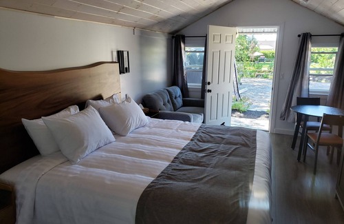 Tobermory Hotel | Adventure the Bruce Inn - Recently Renovated With Outdoor Hot Tub