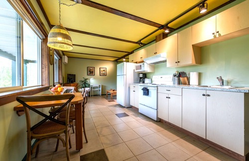 Golden Apartment | Adventure Awaits: Cozy Comfy Suite with AC & Sauna
