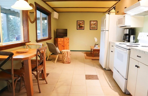 Golden Apartment | Adventure Awaits: Cozy Comfy Suite with AC & Sauna