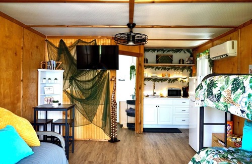 Jacksboro Apartment | Adventure Awaits Safari Hut