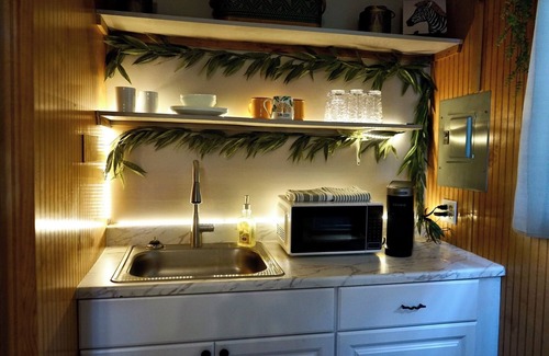 Jacksboro Apartment | Adventure Awaits Safari Hut