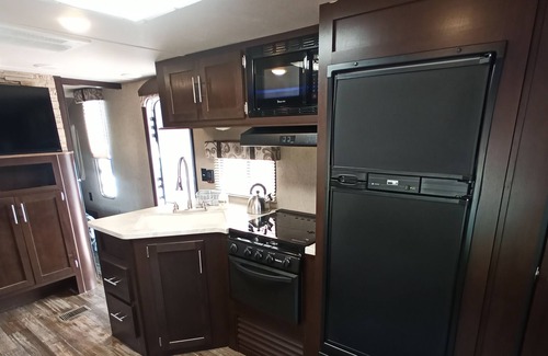 Southwest Meade House | Adventure Awaits! Spacious Camper, Off-Grid Experience