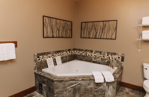 Dundee Cabin | Adventure Awaits Suite: Luxury, Lodge Suite in Amish Country, Ohio.