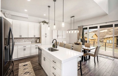Hideout House | Adventure Awaits w/Private Hot Tub
