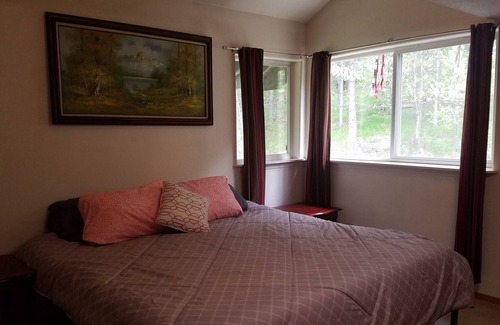 Fruitland Cabin | ADVENTURE AWAITS! Walk to Lake Roosevelt From a Cabin in the Woods...