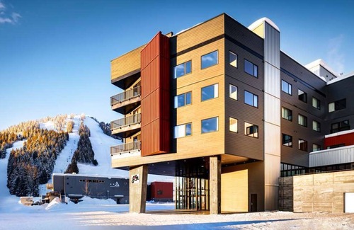 Rossland House | Adventure Basecamp | Cozy, Elegant & Ski-Friendly | Steps to Red Mountain Resort