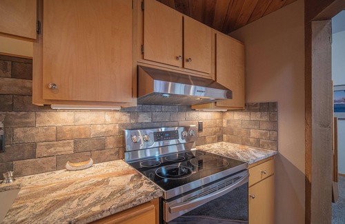 Sunriver House | Adventure Basecamp with Hot Tub, BBQ & A/C