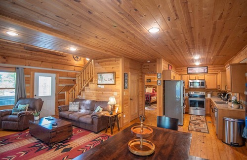 Jefferson Cabin | Adventure Cabin! Fire Pit, State Park, Fishing, Mtn Views, Hot Tub, WiFi