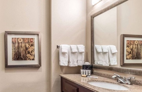 Mineral Wells Hotel | Adventure & Comfort Near Mineral Wells Lake with Pool Access