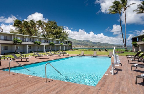 Kahului Hotel | Adventure Haven: Beachfront Property, Outdoor Pool, Pets are Welcome | 2 Units