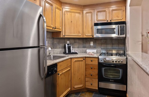 Midway Villa | Adventure Hub~Backcountry Ski|Snowmobile|Scuba Diving Villa 3049-1