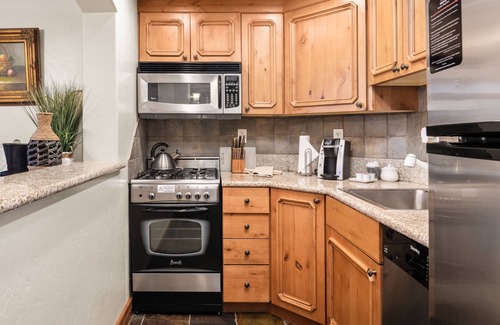 Midway Villa | Adventure Hub~Nordic Ski, Snowmobile & Snow Shoeing Villa 3073-1