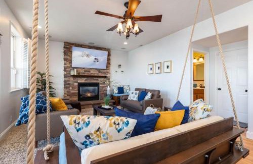 Sandy House | Adventure Retreat Hot Tub, Ping Pong, Close Mtn