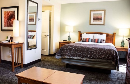 Las Colinas Resort | Adventure Trip! Minutes’ Walk from Thomas Jefferson Park, Pool, Parking!