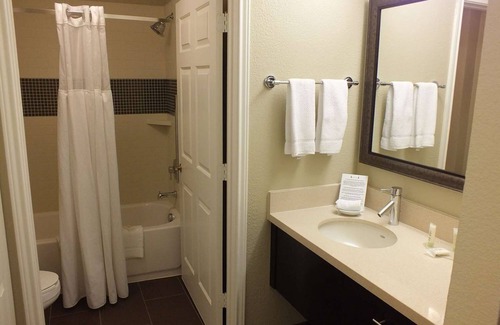 Las Colinas Resort | Adventure Trip! Minutes’ Walk from Thomas Jefferson Park, Pool, Parking!