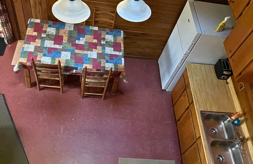 Lansing Cabin | Adventurer's Lodge, a charming 3-bedroom cabin with WiFi in quiet Lansing, WV.