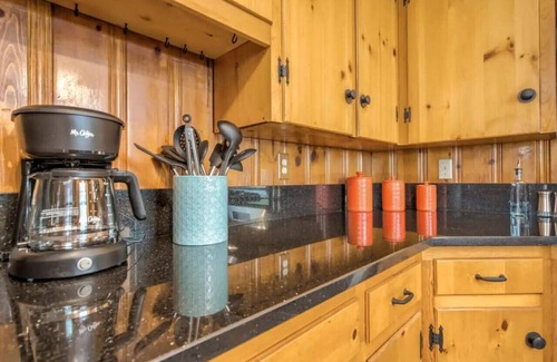 Cascade-Chipita Park Cabin | Adventurer's Hot Tub Retreat