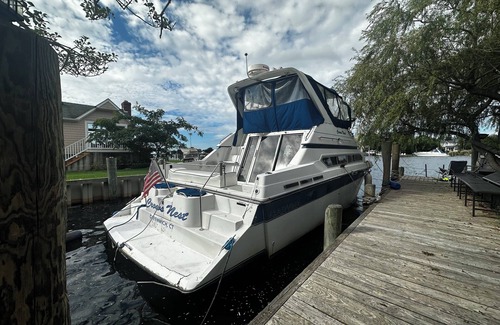 Amityville House | Adventurer’s Haven: Discover a Stunning Waterfront Escape in Amityville!