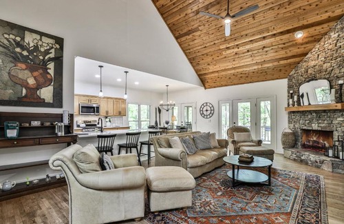 Big Canoe House | Adventures at Big Canoe - Spacious Cabin Rental in Big Canoe - Serene Nature Views, Cozy Fireplace, Spacious Decks, Walking Dist