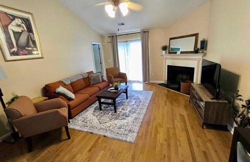Lexington House | Aerie Oaks Cottage-5min to Lake, 20min to Columbia