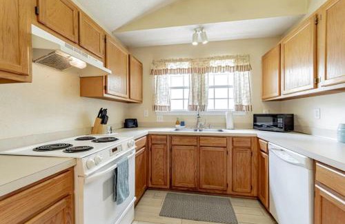 Lexington House | Aerie Oaks Cottage-5min to Lake, 20min to Columbia