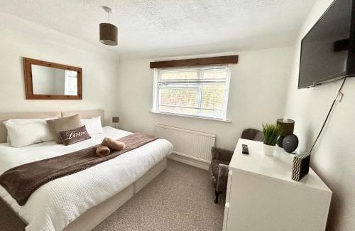 Port Talbot House | Afan Forest House - Private doubles or Twin options!