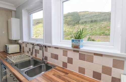 Cynonville Cottage | AFAN HOUSE, pet friendly, with hot tub in Pontrhydyfen