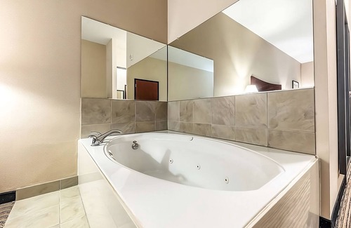 Mineral Wells Hotel | Affordability Meets Comfort at Red Lion Inn & Suites Mineral Wells! Onsite Pool!