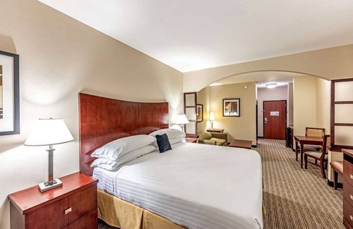 Mineral Wells Hotel | Affordability Meets Comfort at Red Lion Inn & Suites Mineral Wells, Free Parking