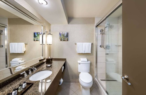 White Plains Resort | Affordability Meets Comfort! Close to Jacob Purdy House, Free Airport Shuttle!