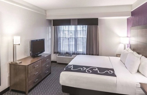 Woodlands Village House | Affordability Meets Comfort! 2 Pet-Friendly Untis, Free Breakfast, Free Parking
