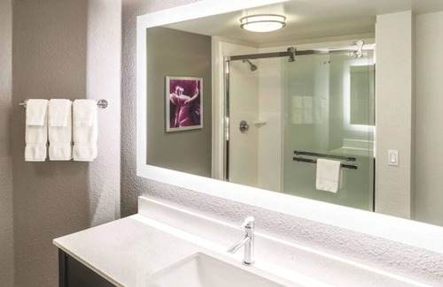 Woodlands Village House | Affordability Meets Comfort! 2 Pet-Friendly Untis, Free Breakfast, Free Parking