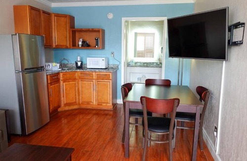 June Park House | Affordability Meets Comfort! 2 Relaxing Units, Free Breakfast & Parking