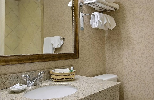 Wenatchee Hotel | Affordability Meets Comfort! Free Parking, Pets Allowed, Outdoor Pool