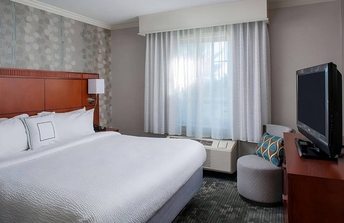 South Lowell Hotel | Affordability Meets Comfort! Pet-Friendly, Near New England Quilt Museum