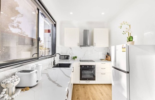 East Brisbane House | Affordable 3B Ideal Unit near Café/Mall/River/Park