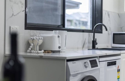 East Brisbane House | Affordable 3B Ideal Unit near Café/Mall/River/Park