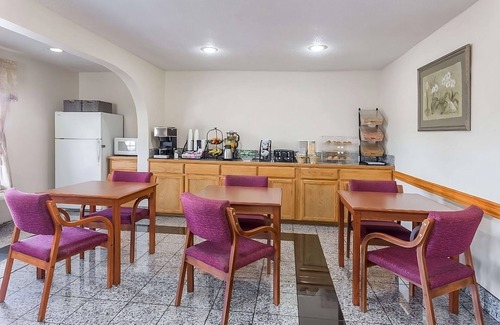 Austin Ave. House | Affordable and convenient unit in Knights Inn Franklin Ave Waco, Parking, Pet-Friendly! Near Cameron Park & Zoo