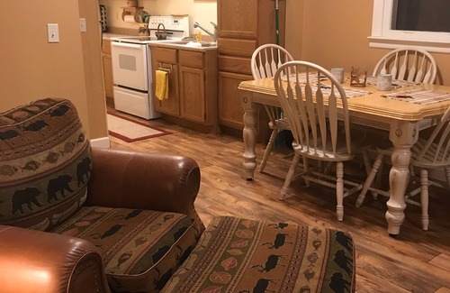 Hillman House | Affordable Cottage Steps Away From Lake Avalon