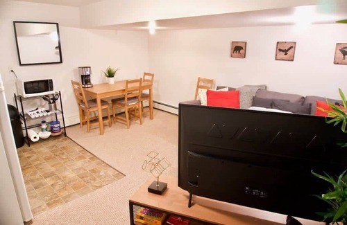 Moose Jaw Apartment | Affordable Cozy Suite, Parking, 4k Smart TV, WiFi ☕