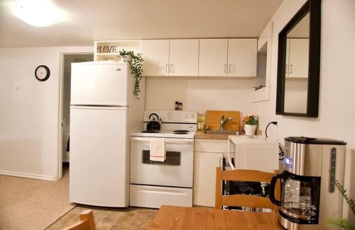 Moose Jaw Apartment | Affordable Cozy Suite, Parking, 4k Smart TV, WiFi ☕