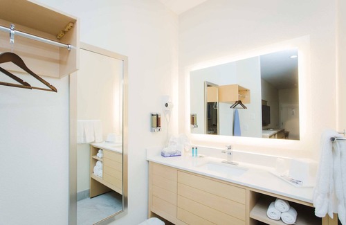 Humble House | Affordable Getaway! FREE Breakfast and Parking Near Humble Civic Center