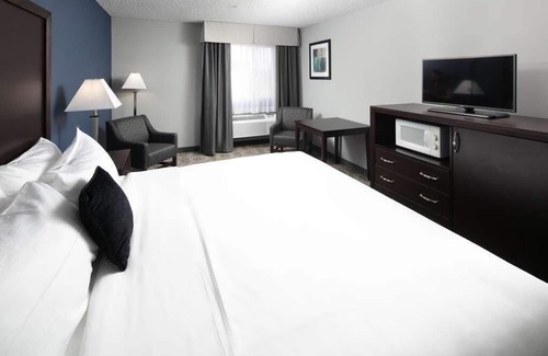 Sequim Hotel | Affordable Getaway! Onsite Pool, Near Museum and Art Center!