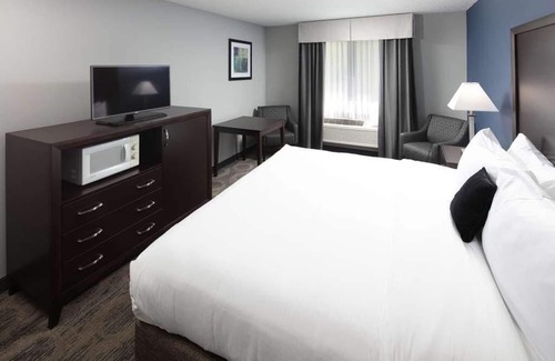 Sequim Hotel | Affordable Getaway! Onsite Pool, Near Museum and Art Center!