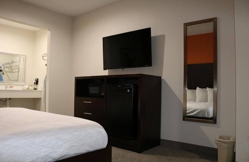 Humble Hotel | Affordable Hotel with Shuttle Service, Perfect for Overnight Airport Stays