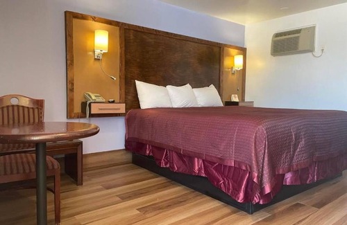 North Tonawanda Hotel | Affordable King Bed Stay w/Free Parking! Scottish Inns, Close to Buffalo Zoo